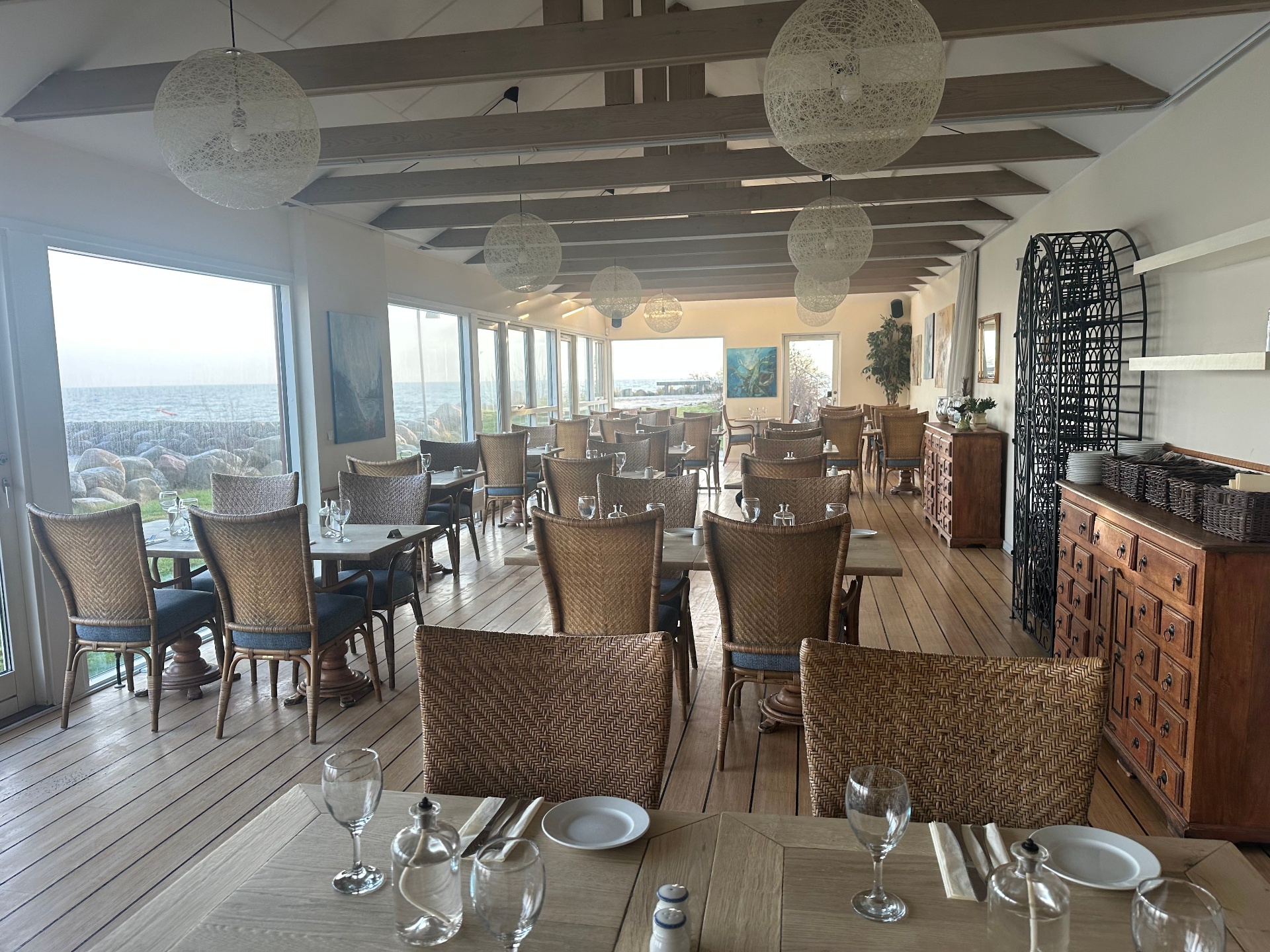 Restaurant Trekosten - interiør med trægulv og møbler